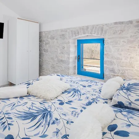 2 Bedroom In Visnjan Rapavel