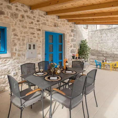 2 Bedroom In Visnjan Holiday home Rapavel