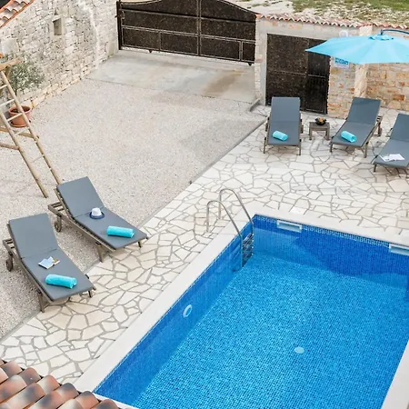 2 Bedroom In Visnjan * Rapavel