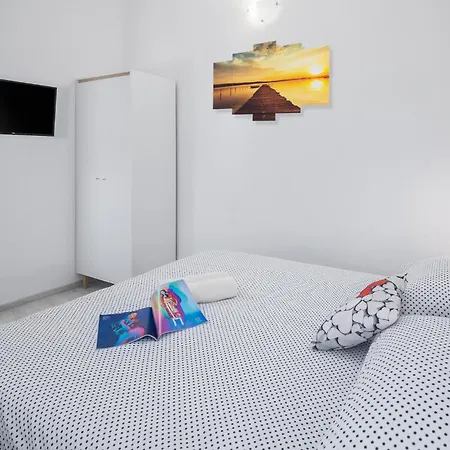 Hébergement de vacances 2 Bedroom Cozy In Visnjan Rapavel