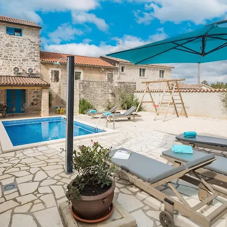 2 Bedroom Cozy In Visnjan