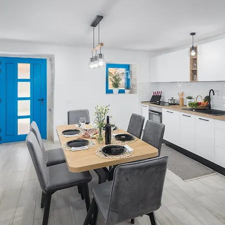 Hébergement de vacances 2 Bedroom Cozy In Visnjan *